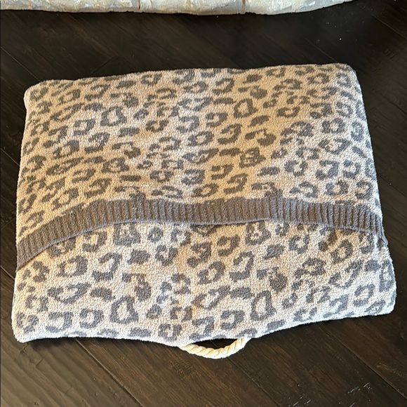 Barefoot Dreams Leopard Print pet bed and throw - Picture 2 of 4
